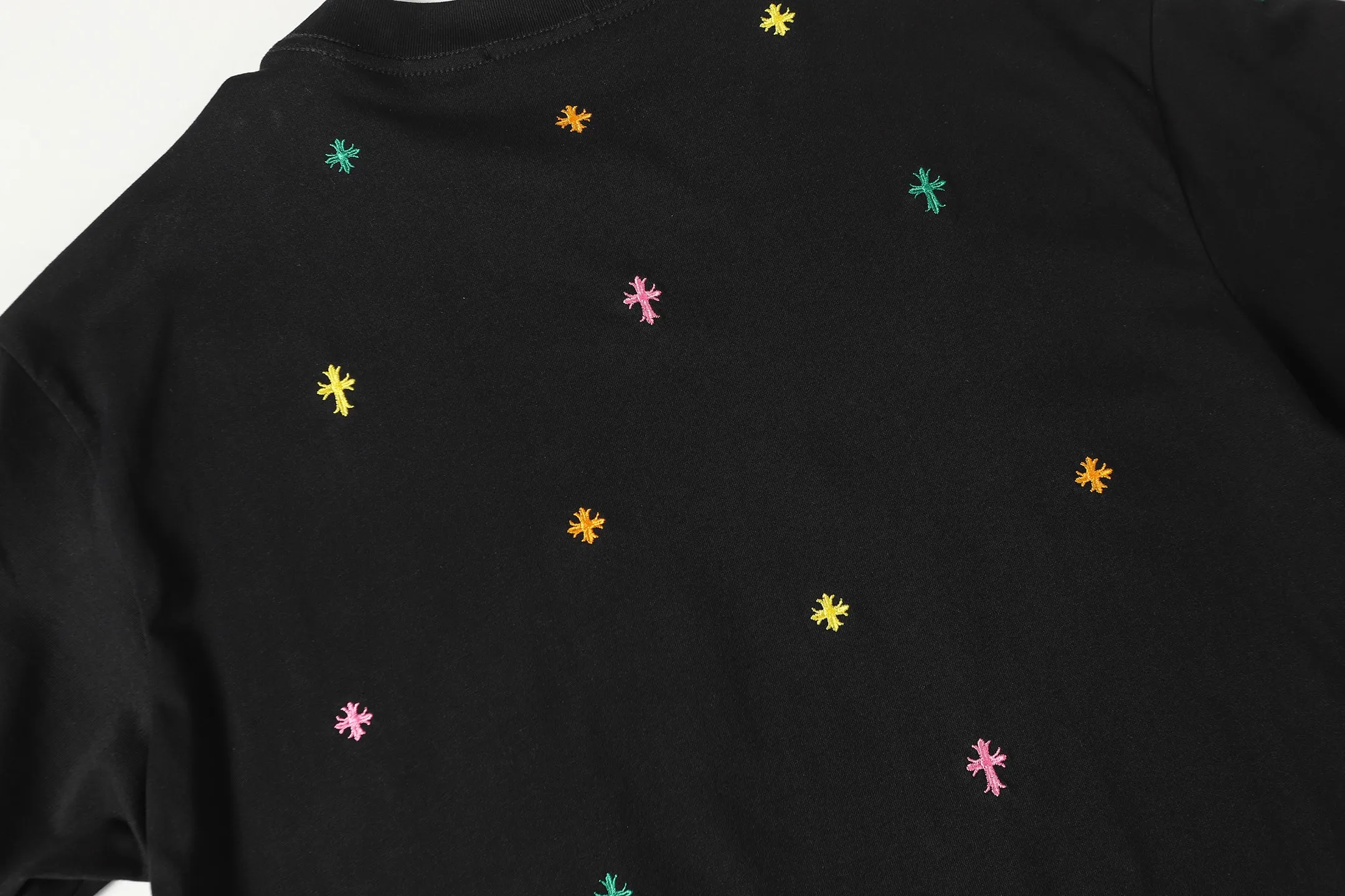 P160 Chrome Hearts CH Chrome Hearts Heavy Industry Horseshoe Sanskrit appliqué embroidered short-sleeved T-shirt. Use imported Tajima machine embroidery. Correct configuration. Black 2025 Chrome Hearts ZP packaging. 260 grams of custom-dyed double yarn cotton. Large version. Loose and stylish. Different from low version, slim and long version, upper body and hip stretch. 100% commitment: top quality. Not fast food. Highest version on the market. Top quality - different from ordinary versions on the market. If you care about quality. You must also respect the price. Absolutely zero after-sales service. The return rate so far is 0. It’s hard not to love the style. - 260g custom-dyed double yarn fabric. - Correct high-density main mark, washed tag, hand-sewn.